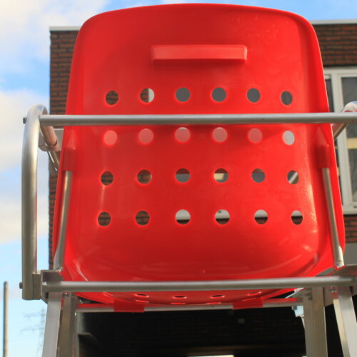 Scheidsrechterstoel met kuipzitting 14 Aluminium scheidrechterstoelen, eenvoudig inklapbaar, licht van gewicht.